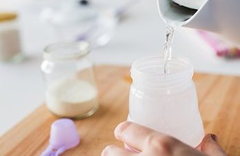 Babynahrung
Bereiten Sie Babynahrung mit sauberem Wasser zu.